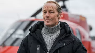 Pull gris à col roulé porté par William Carr (Iain Glen) vu dans Operation Napoleon