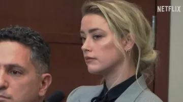 Boucles d’oreilles portées par Amber Heard dans la série télévisée Depp V Heard (saison 1)