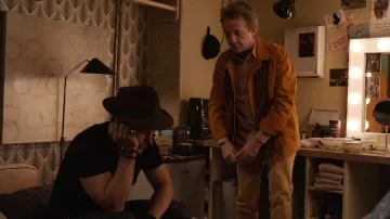 Veste brune portée par Oliver Putnam (Martin Short) vue dans Only Murders in the Building (S03E02)