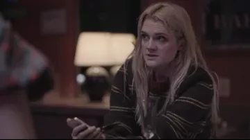 Pull rayé porté par Ruthie Nodd (Gayle Rankin) comme on le voit dans les tenues du film Bad Things