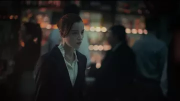 Chemise chemisier blanche portée par Emily (Phoebe Dynevor) comme on le voit dans le film Fair Play