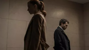 Manteau porté par Luke (Alden Ehrenreich) comme on le voit dans les tenues de film Fair Play