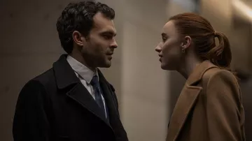 Manteau de laine brune porté par Emily (Phoebe Dynevor) vu dans Fair Play