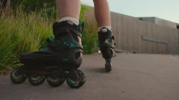 Patins à roues alignées Rollerblade utilisés par Maddie Barker (Jennifer Lawrence) comme on le voit dans No Hard Feelings