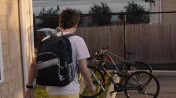 Sac à dos L.L.Bean Black porté par Percy Becker (Andrew Barth Feldman) dans No Hard Feelings
