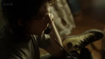 Converse amarillos de Bob Geldof (Domhnall Gleeson) en When Harvey Met Bob
