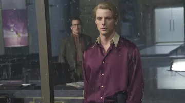 La chemise violette et le pantalon portés par Adrian Veidt (Matthew Goode) dans Watchmen : Les Gardiens