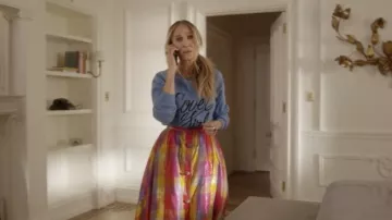 Cover Girl Blue pull porté par Carrie Bradshaw (Sarah Jessica Parker) comme on le voit dans And Just Like That... (saison 2 épisode 10)
