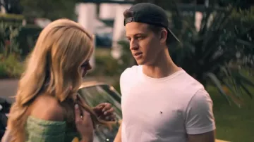 La casquette noire portée par Jake Riordan (Barrett Carnahan) dans la série Qui ment ? (S01E02)