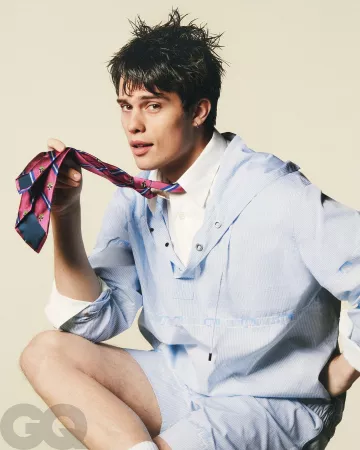 Le short et le sweat à capuche de Nicholas Galitzine sur une photo pour le magazine GQ