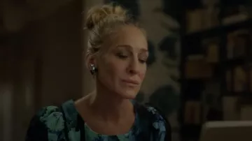 Boucles d’oreilles en grappe bleue portées par Carrie Bradshaw (Sarah Jessica Parker) dans And Just Like That... Émission de télévision (S02E06)