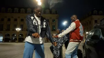 La veste en cuire YALE avec une capuche portée par Tiakola dans son clip Meridian avec Dave