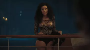 Haut doré porté par Nandi (Kgomotso Christopher) dans Séduction fatale (S01E01)