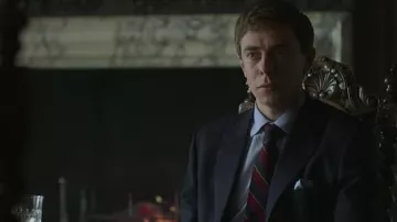 La cravate à rayures portée par Prince Andrew (Tom Byrne) dans la série The Crown (Saison 4)