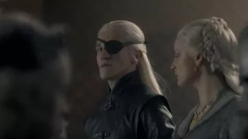 Collier turquoise et perles porté pour son couronnement par Helaena Targaryen (Phia Saban) dans la série télévisée House of the Dragon (saison 1 épisode 9)