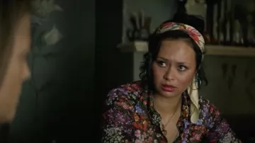 La chemise à fleurs portée par Candy Blue (Frankie Adams) dans la série Les Fleurs sauvages (Saison 1 Episode 6)
