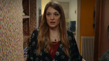 La chemise noire imprimée portée par Vero (Meritxell Calvo) dans la série Smiley (S01E05)