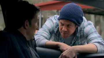 Bonnet slouchy porté par Eliot Spencer (Christian Kane) dans la série télévisée Leverage: Redemption (S01E14)
