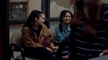 Veste à glissière marron portée par Helen Liang (Mia Dedear) vue dans le film Marisol