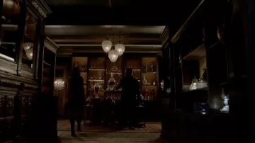 Bottes à talons aiguilles avec découpes d’orteils et de talons portées par Aurora de Martel (Rebecca Breeds) dans l’émission télévisée The Originals (S03E05)