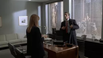 Manteau long porté par Patrick Bateman (Christian Bale) dans la garde-robe du film American Psycho