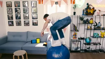 Las zapatillas blancas que lleva Squeezie en su vídeo de YouTube las pruebo con objetos muy peligrosos