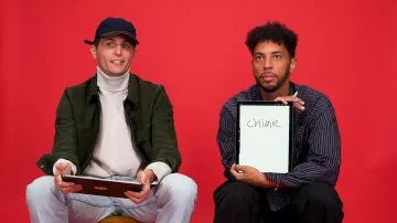 La veste kaki de Raphael Quenard dans la vidéo YouTube @DisizFr et l’acteur Raphaël Quenard se connaissent-ils VRAIMENT ? On teste leur amitié