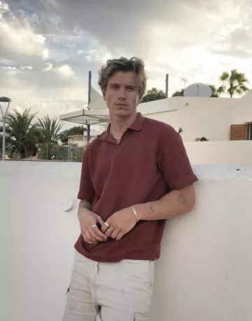 Polo rouge porté par Joshua Paine sur son compte Instagram @joshuapaine