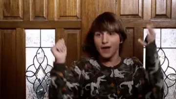Zip à manches longues imprimé camo dino porté par Fred Figglehorn / Derf (Lucas Cruikshank) dans FRED: The Movie