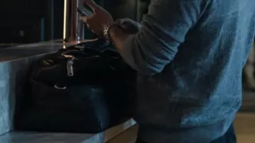 Le sac de voyage en cuir utilisé par Javi Elizonndro (Alfonso Herrera) dans la série Ozark (S04E08)