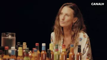Le chemise imprimée portée par Camille Cottin dans l'émission Hot Ones