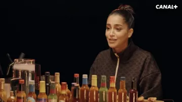 La veste de survêtement zippée portée par Leïla Bekhti dans l'émission Hot Ones