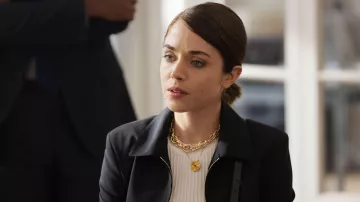 The necklace worn by Roxane (Alice Isaaz) in series 66-5 (Season 1 Episode 1)