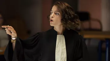 The gold ring worn by Roxane (Alice Isaaz) in series 66-5 (Season 1 Episode 1)