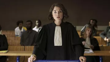 The ring worn by Roxane (Alice Isaaz) in series 66-5 (S01E01)