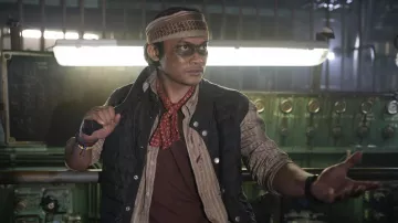 Foulard imprimé porté par Rahmat (Iko Uwais) vu dans le film Expend4bles