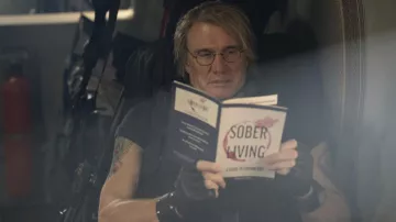Sober Living Book porté par Gunner (Dolph Lundgren) comme on le voit dans le film Expend4bles