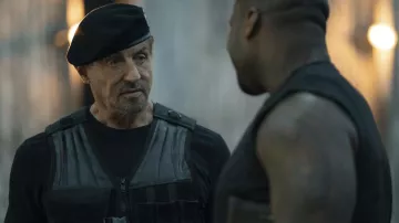 Gilet tactique en noir porté par Barney (Sylvester Stallone) comme on le voit dans Expend4bles