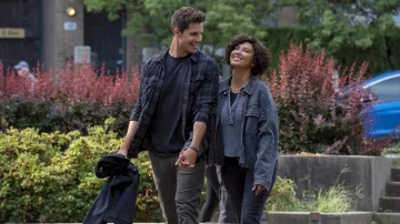 Veste grise portée par Nora Antony (Andy Allo) comme on le voit dans Upload (Saison 3)