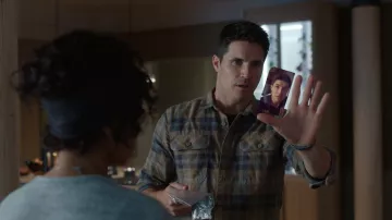 Chemise à carreaux portée par Nathan Brown (Robbie Amell) comme on le voit dans les tenues de téléchargement (saison 3)