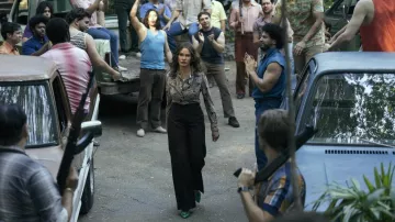 Pantalon oversize porté par Griselda Blanco (Sofía Vergara) comme on le voit dans Griselda (Saison 1)