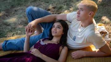 Vestido púrpura usado por Lucy Gray Baird (Rachel Zegler) como se ve en The Hunger Games: The Ballad of Songbirds & Snakes