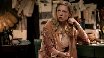 Túnica bordada usada por Tigris Snow (Hunter Schafer) como se ve en The Hunger Games: The Ballad of Songbirds & Snakes