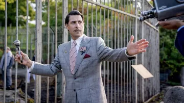 Broche de flores usado por Lucretius 'Lucky' Flickerman (Jason Schwartzman) como se ve en The Hunger Games: The Ballad of Songbirds & Snakes