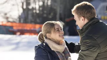 Suéter de punto de cuello alto usado por Zoey Miller (Josephine Langford) como se ve en The Other Zoey