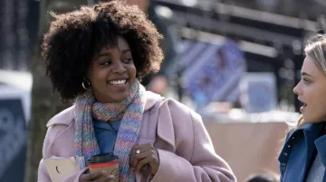 Bufanda de punto multicolor usada por Elle (Mallori Johnson) como se ve en The Other Zoey