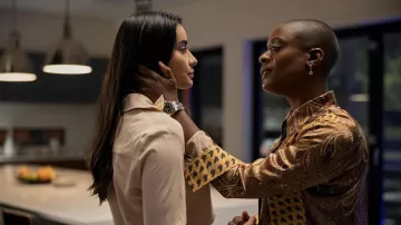 Montre en acier portée par Victorine LaFourcade (T’Nia Miller) vue dans The Fall of the House of Usher (Saison 1)