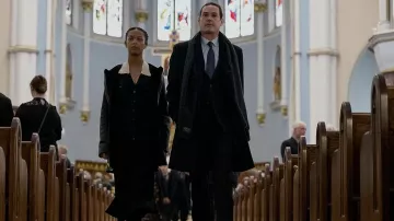 Long manteau porté par Lenore Usher (Kyliegh Curran) dans La Chute de la maison Usher (saison 1)
