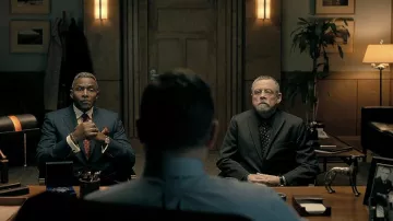 Montre en or portée par C. Auguste Dupin (Carl Lumbly) vue dans La Chute de la maison Usher (saison 1)