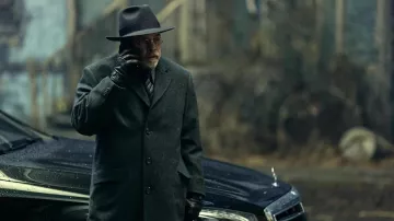 Abrigo de lana usado por Arthur Pym (Mark Hamill) como se ve en The Fall of the House of Usher (Temporada 1)